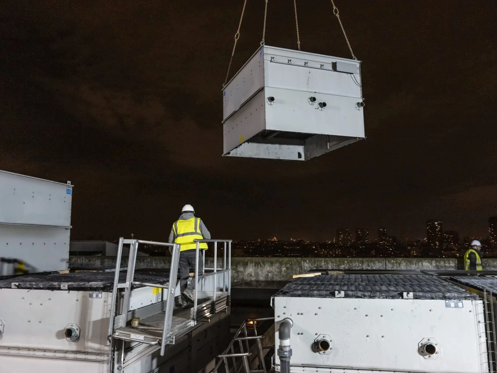 Retirada de una torre de refrigeración sobre una cubierta, equipos de KELP en primer plano