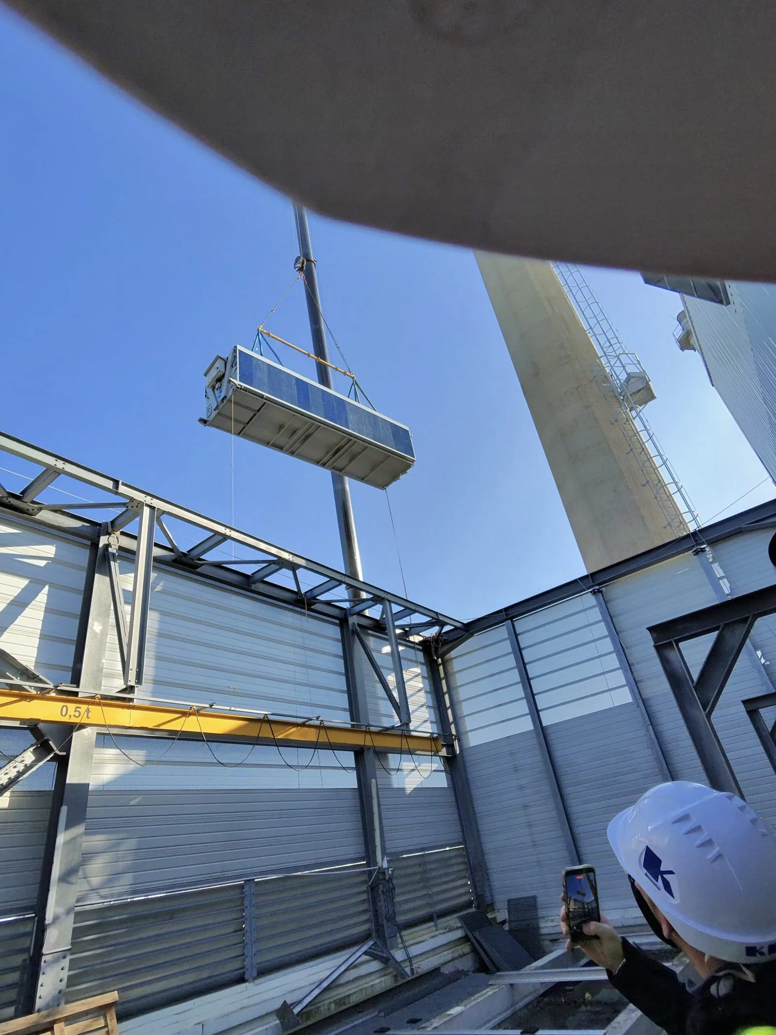 Lifting an adiabatic dry cooler