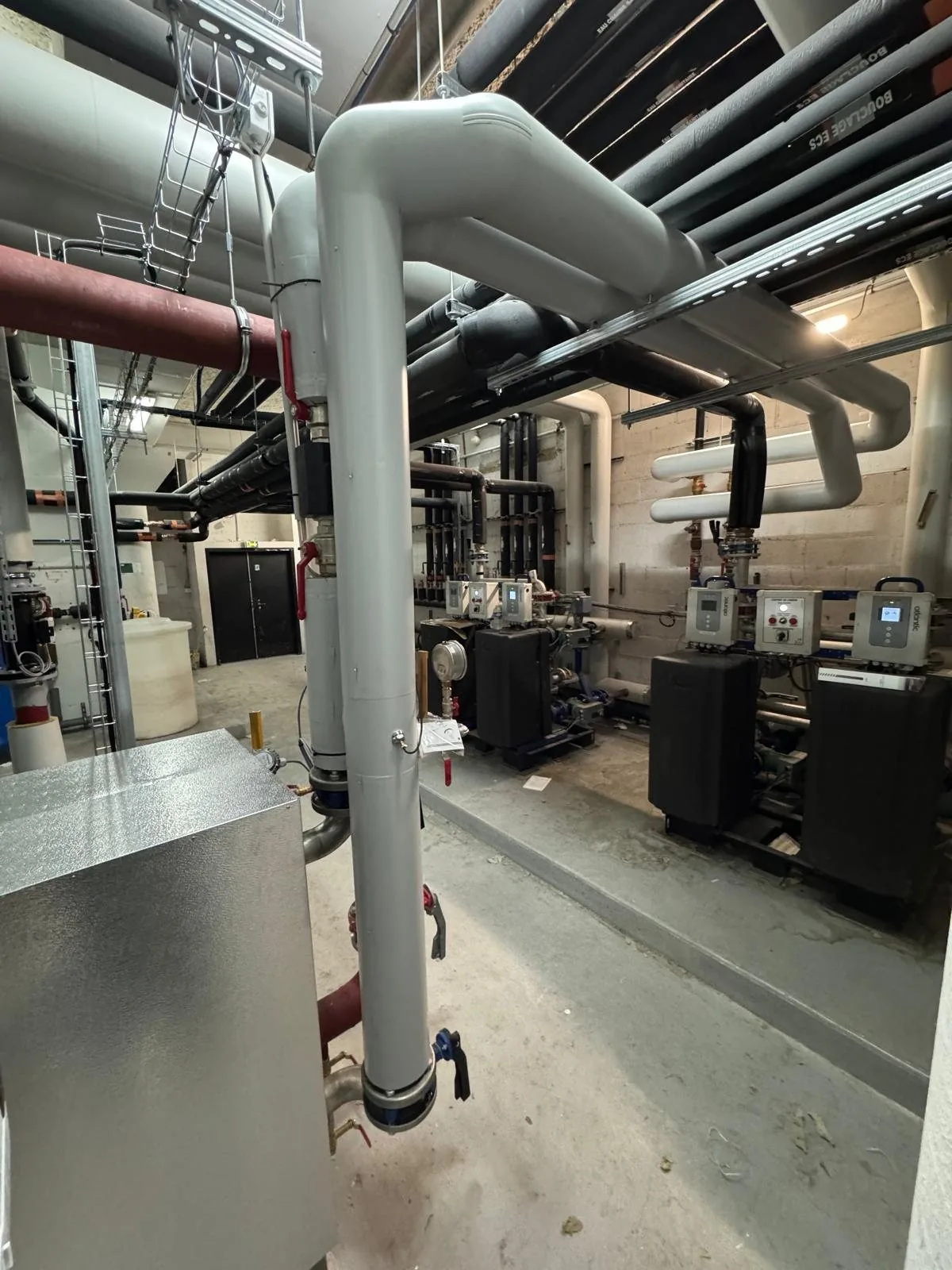 Insulated heat recovery pipework connected to domestic hot water production