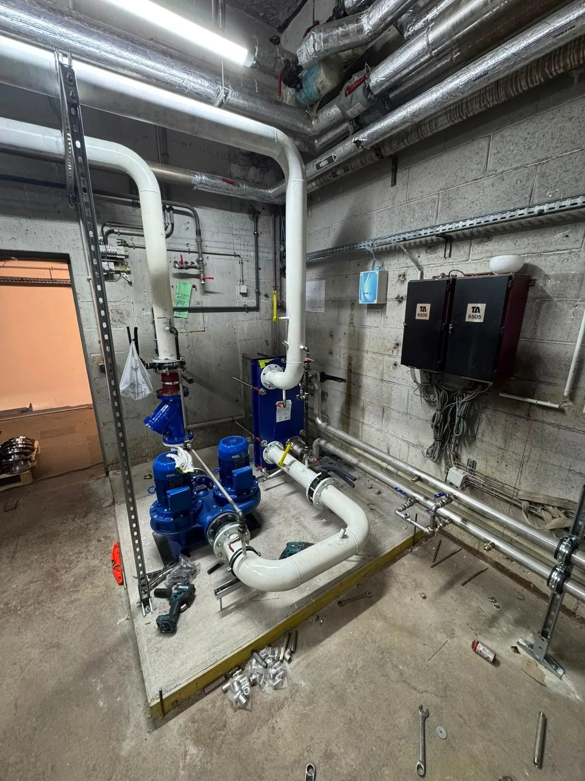 Heat recovery exchanger and pumps connected in the basement