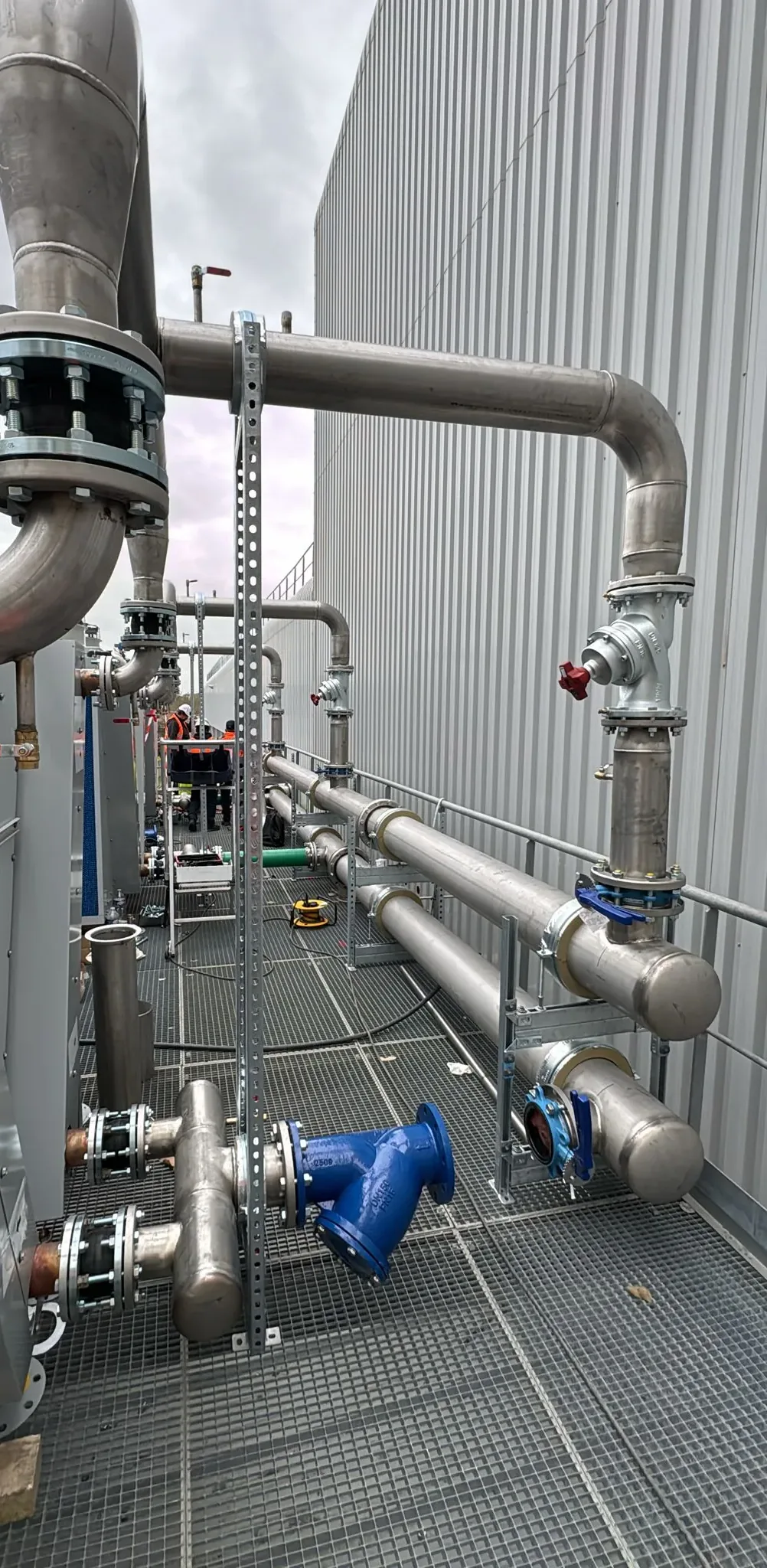 Hydraulic connections of a heat pump on a roof