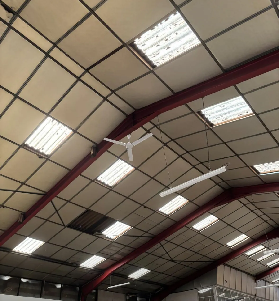 Déstratificateur suspendu sous la toiture d'un hall de production
