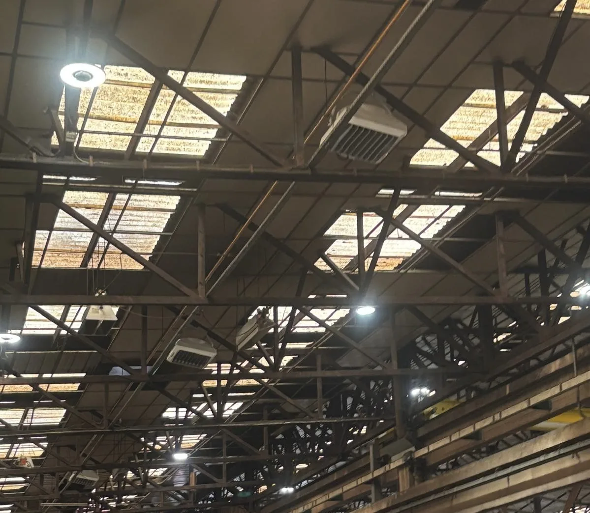 Déstratificateurs d'air sous la charpente d'un hall de production