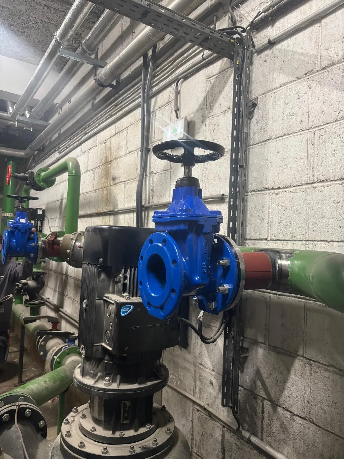 Isolation valve fitted by hot tapping on a live network