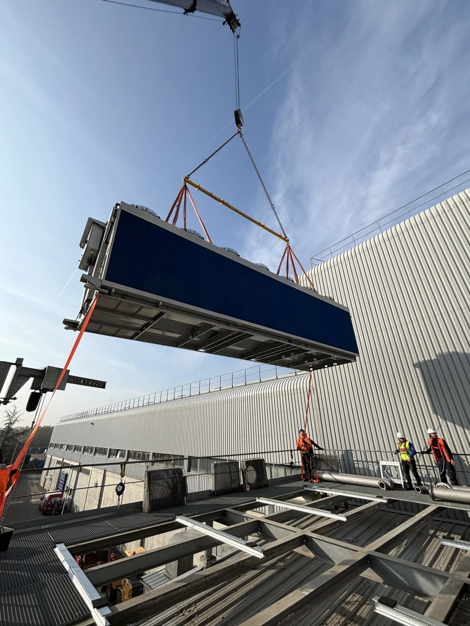 Grutage d'un dry cooler adiabatique sur la toiture de l'usine
